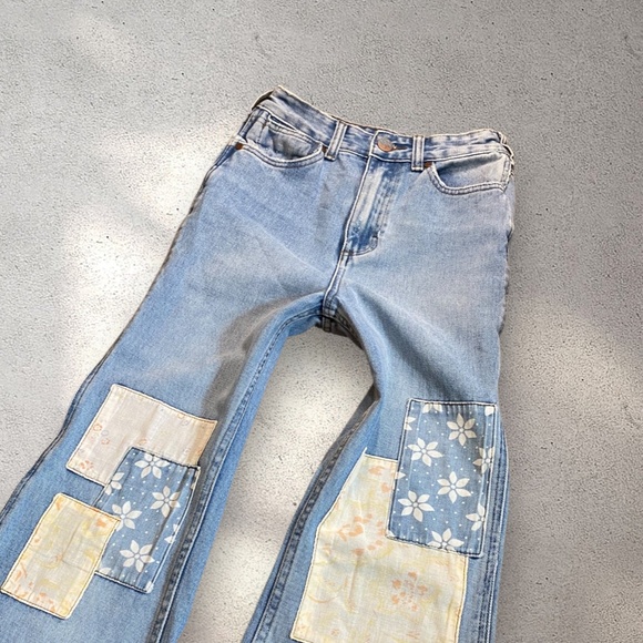 Wrangler x Billabong High Rise Flare Jeans w/ Patch Details - Picture 3 of 7